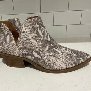 NWT Women's Light Tan Snake Skin Boots - Universal